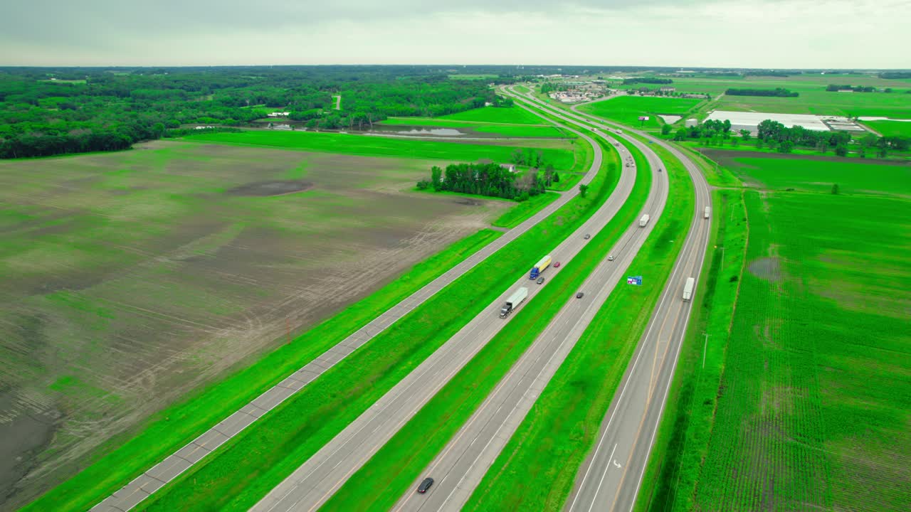 농촌 농지를 가로지르는 고속도로의 공중 사진