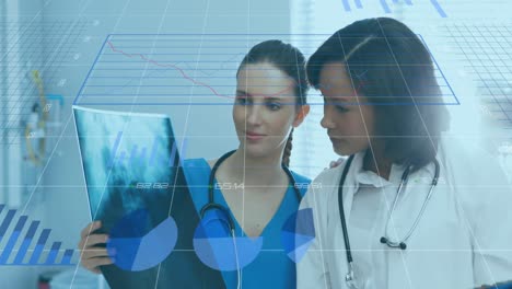 procesamiento de datos estadísticos contra una mujer médico y trabajador de la salud que examina el informe de radiografía