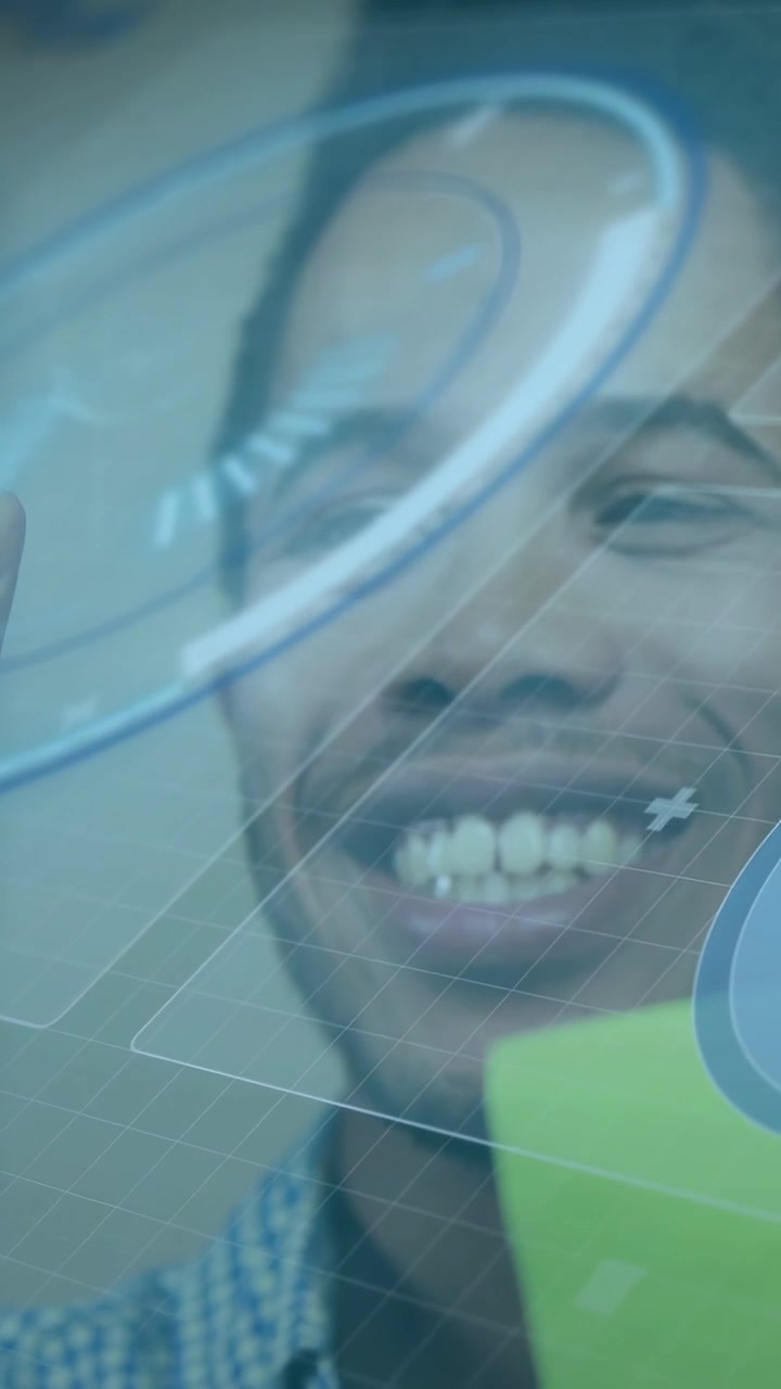 Vertikal video: Mand fører neonkort nær klar overflade, HUD-overlay guider AR-teknologidemo.