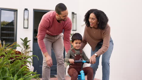 niño, aprendizaje y ayuda familiar para montar en bicicleta