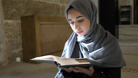 Treues-Mädchen,-Das-Den-Koran-Liest