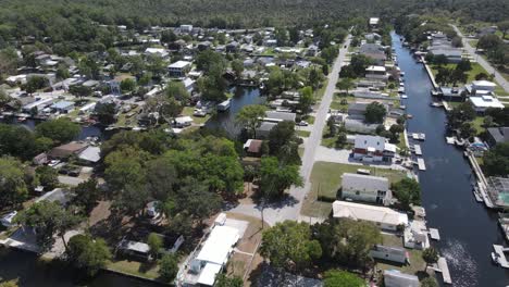 Jardines-Weeki-Wachee-Y-Los-Numerosos-Canales-De-Acceso-Al-Río-Weeki-Wachee-Y-Los-Humedales-Que-Bordean-El-Golfo-De-México