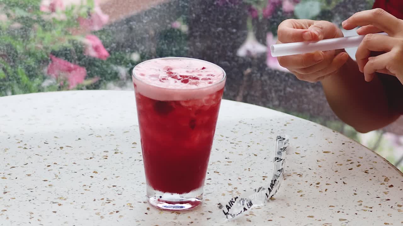 빨간 음료 를 로 는 사람