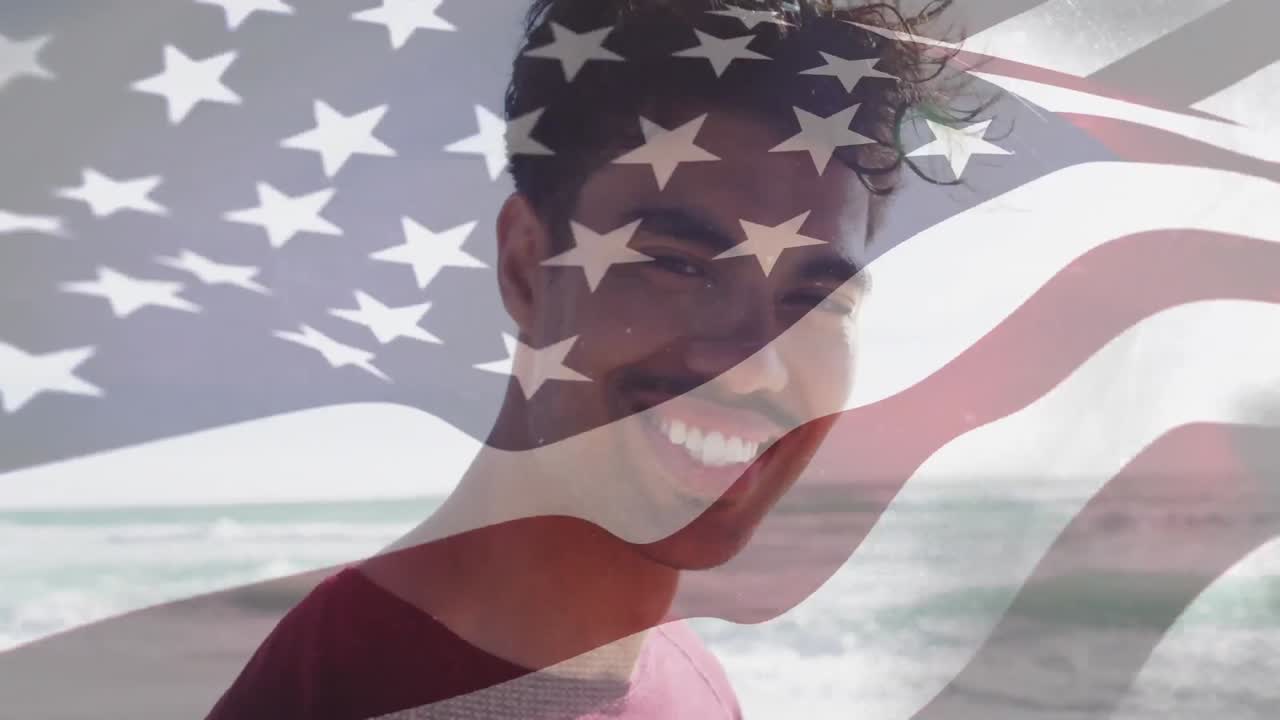 animación de la bandera de los estados unidos de américa sobre un hombre biracial sonriente en la playa