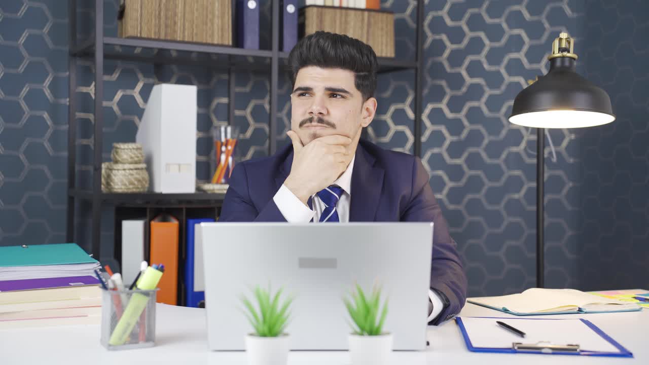 hombre de negocios que encontró una buena idea.