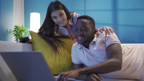 una feliz pareja casada multiétnica pasando un tiempo feliz juntos en su casa.