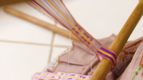 mujeres zapotecas tejiendo artesanía en oaxaca