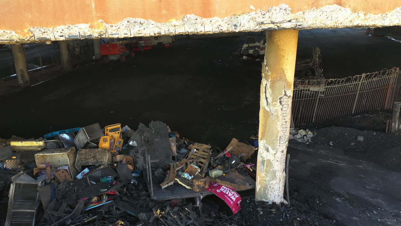 la의 고속도로 10에서 팔레트 화재의 불타는 손상에 대한 공중 사진