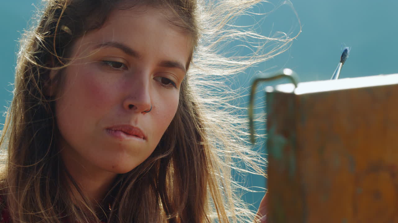 pintor talentoso que busca la naturaleza dibujando imágenes al aire libre. artista de primer plano mujer