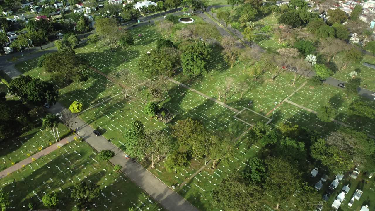 무덤, 묘지, 도로가 있는 묘지의 드론