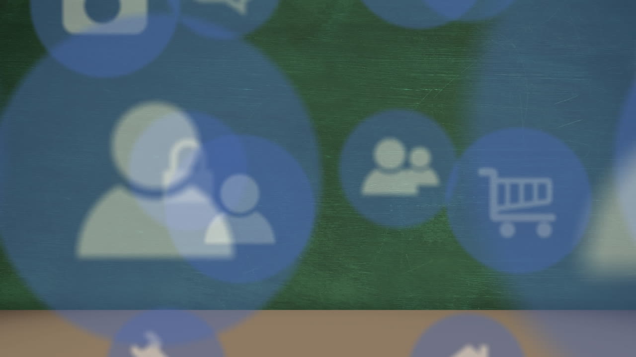 Animation af flere digitale ikoner, der svæver mod en tavle i baggrunden