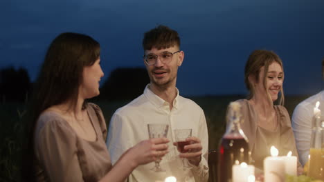 personas en una fiesta de bodas