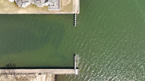 Una-Vista-De-Drones-De-Arriba-Hacia-Abajo,-Directamente-Sobre-La-Orilla-De-La-Gran-Bahía-En-La-Costa-De-La-Bahía,-Nueva-York,-En-Un-Día-Soleado