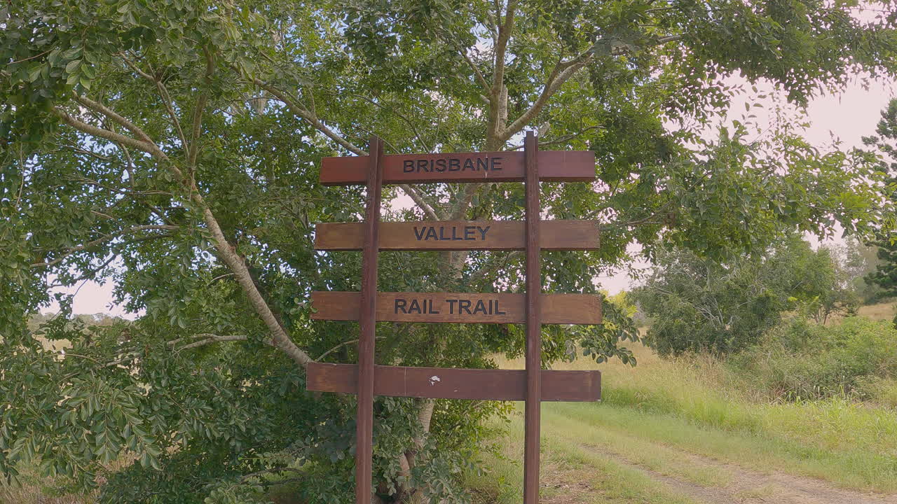antiguo cartel de patrimonio a lo largo de la antigua línea ferroviaria, sendero ferroviario del valle de brisbane, qld 4k