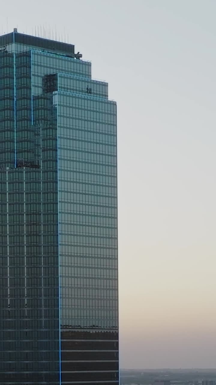 Prédio do centro de Dallas visto de cima durante o pôr do sol no Texas