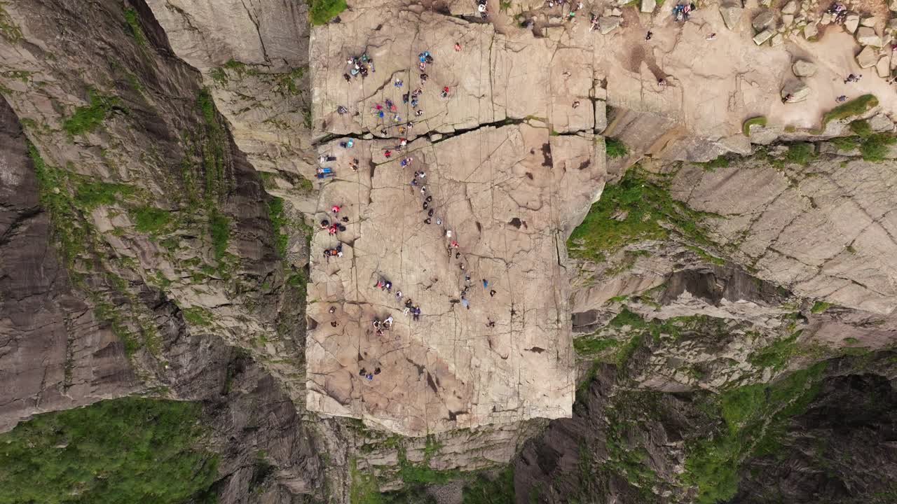 lanzamiento disparado por encima de preikestolen o roca del púlpito