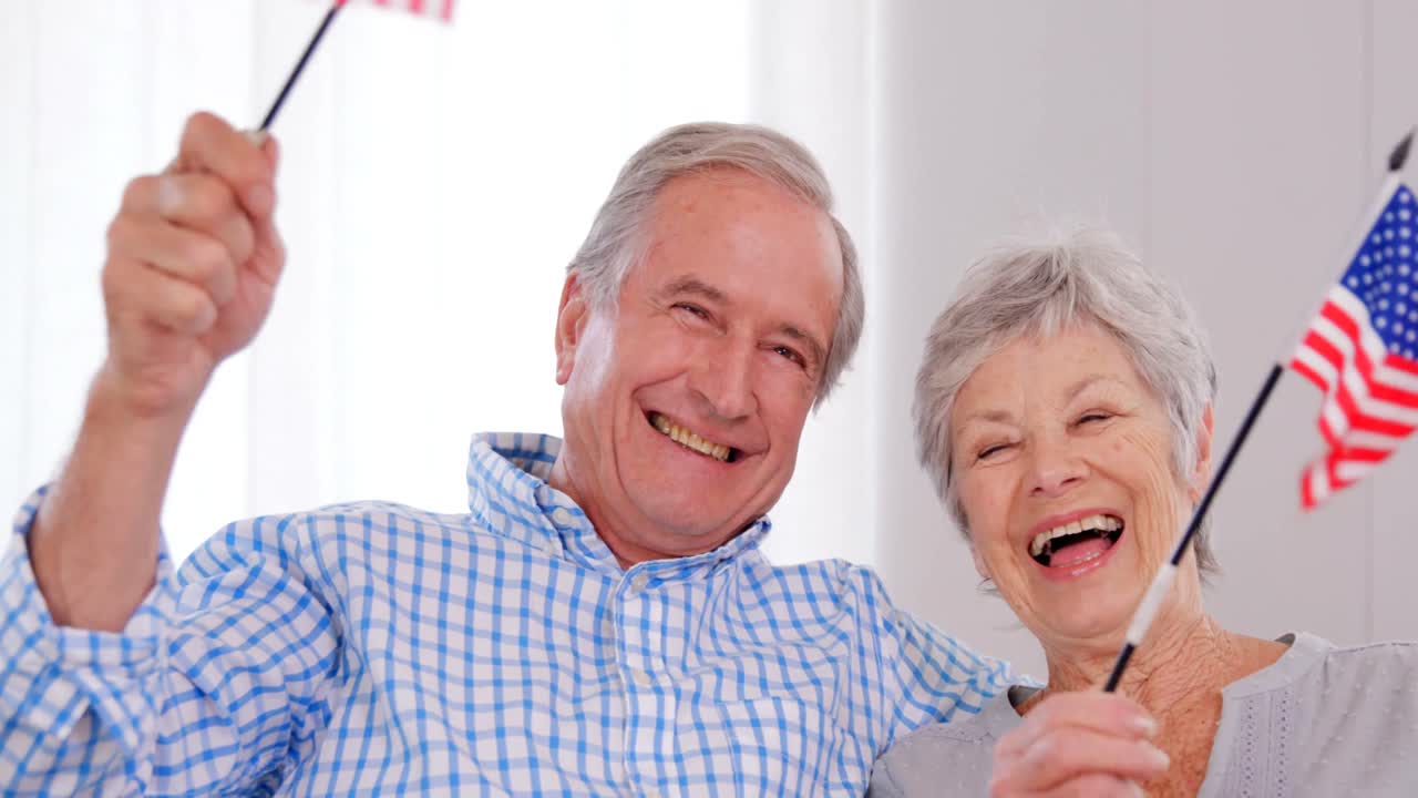 미국  ⁇ 발을 들고 있는 고위 부부