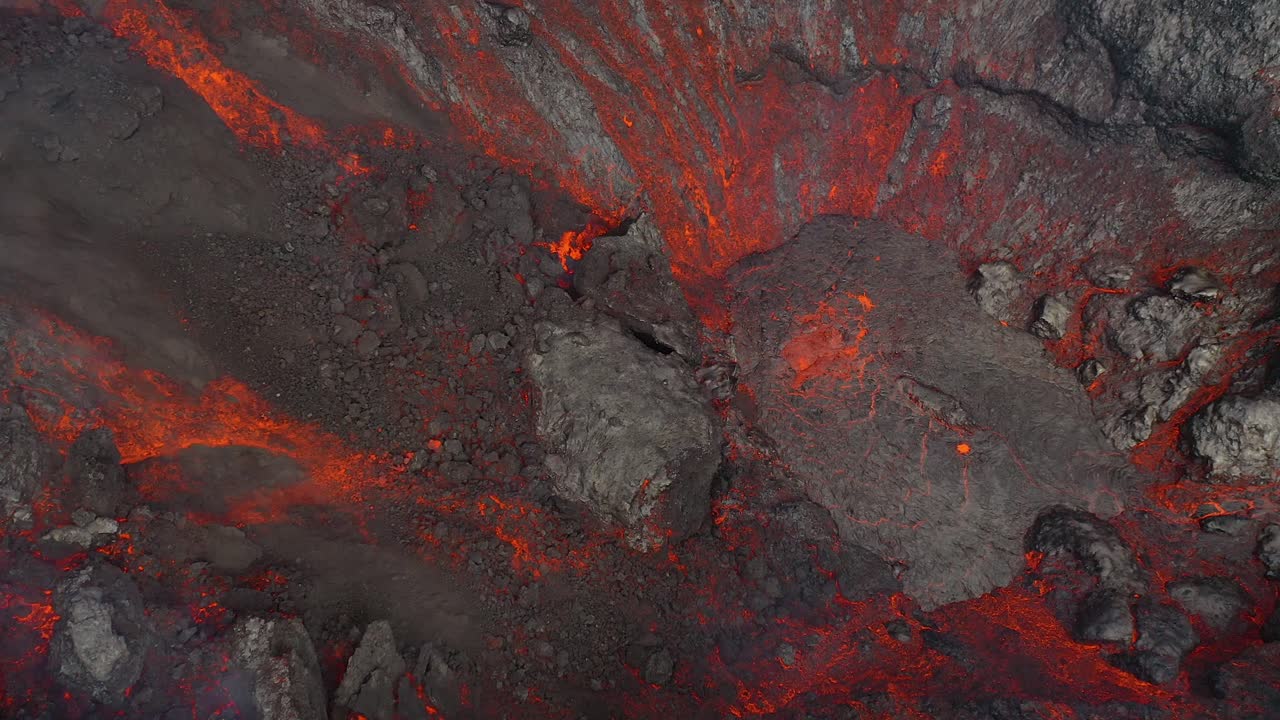 increíble vista aérea de drones del cráter del volcán activo volcán fagradalsfjall con rocas de lava cayendo en islandia