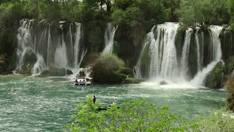 Los-Turistas-En-Botes-De-Remos-Se-Acercan-A-Las-Espectaculares-Cascadas-De-Kravica-En-Bosnia