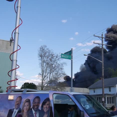 camión de noticias en un incendio masivo en columbus ohio con una gran nube de humo