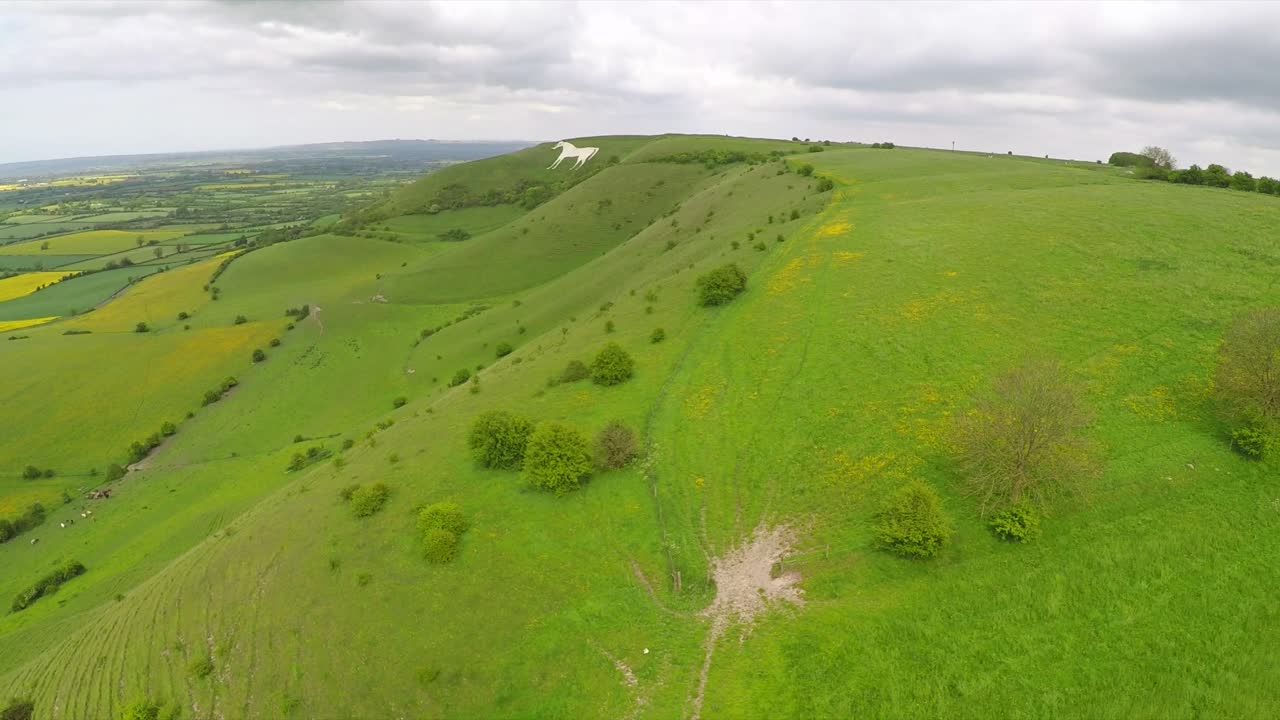 영국 웨스트버리의 농장 전경이 있는 거대한 백마 위의 공중