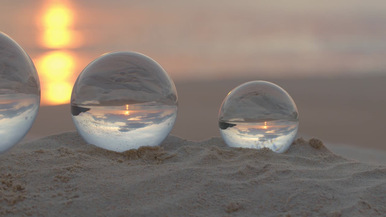 Tre sfere di cristallo al bellissimo tramonto a Karon Beach.