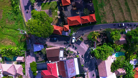 Cruce-De-Tres-Vías-Con-Tráfico-Caótico-De-Coches-Y-Scooters-En-Bali.