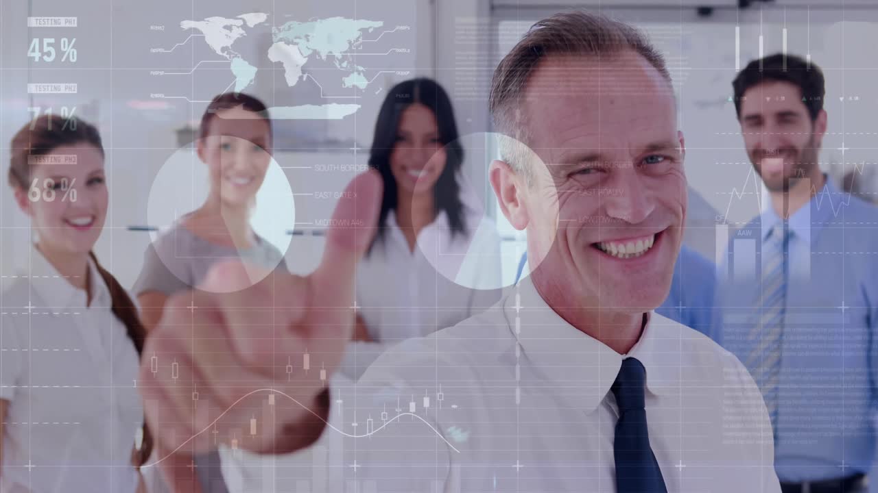 animación del procesamiento de datos sobre personas de negocios diversas felices