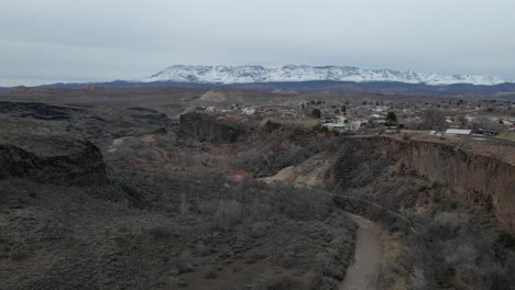 Der-Jungfräuliche-Fluss-In-Einer-Schlucht-In-Der-Stadt-La-Verkin-Im-Süden-Von-Utah---Luftüberführung