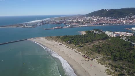 Vista-De-La-Ciudad-Viana-Do-Castelo-Portugal-Mira-Desde-Arriba-Tiro-De-Dron-Ojo-De-Pájaro-Aéreo-Lima-Río-Limia-Océano-Atlántico-Día-Soleado-Puente-Lateral-Pan