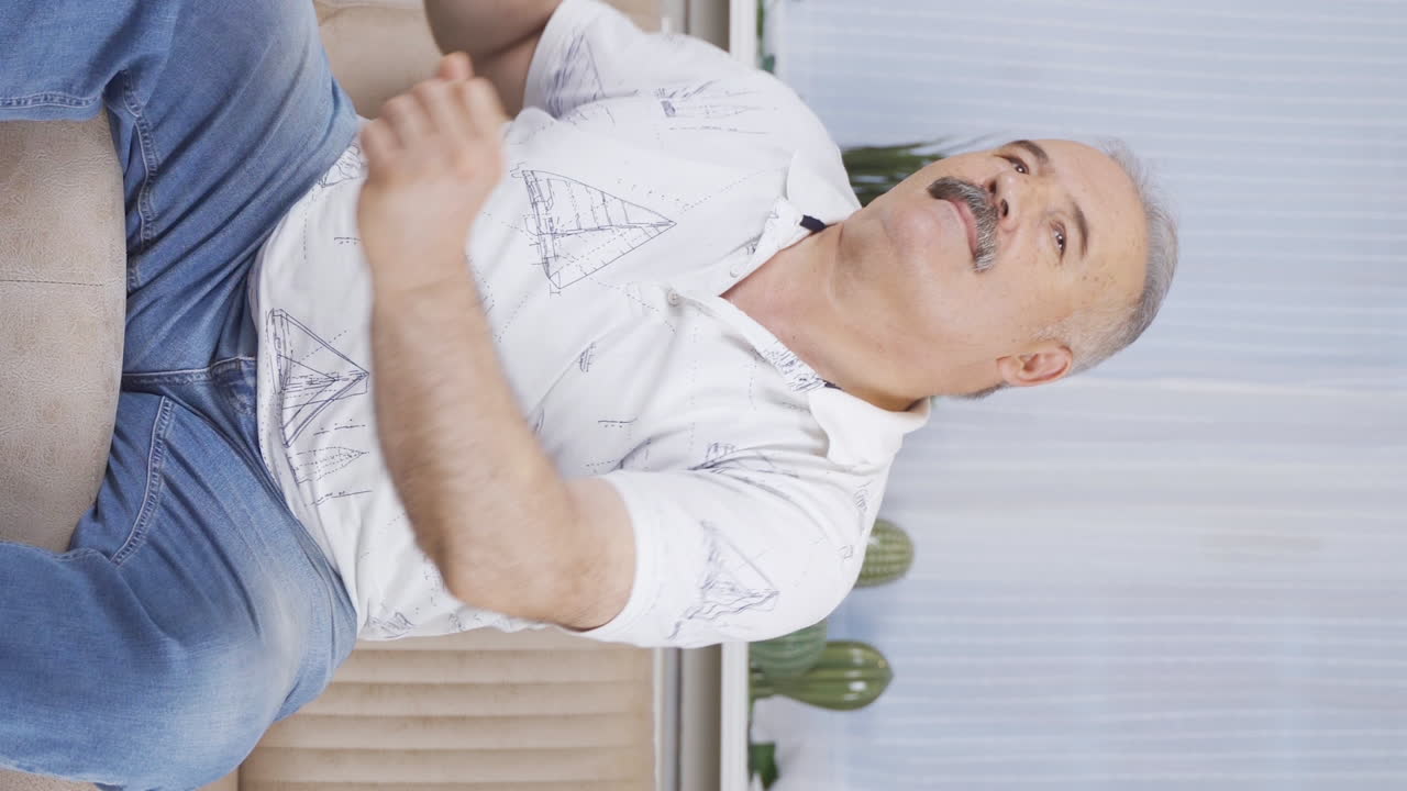 вертикальное видео счастливого старика, танцующего перед камерой.