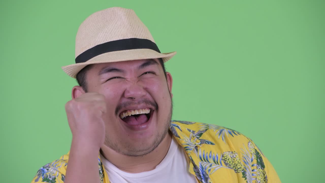 고 잘생긴 젊은 아시아 관광객