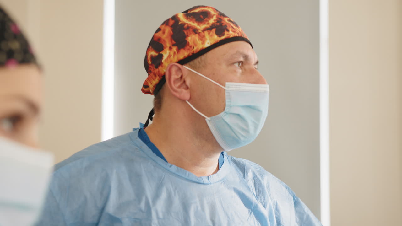 médico con trajes quirúrgicos y máscara