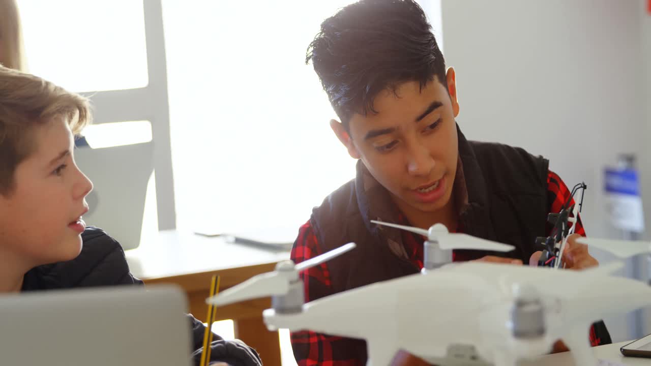 chicos discutiendo sobre el modelo de dron 4k