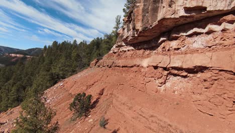 fpv montañas rocosas y rocas revelan