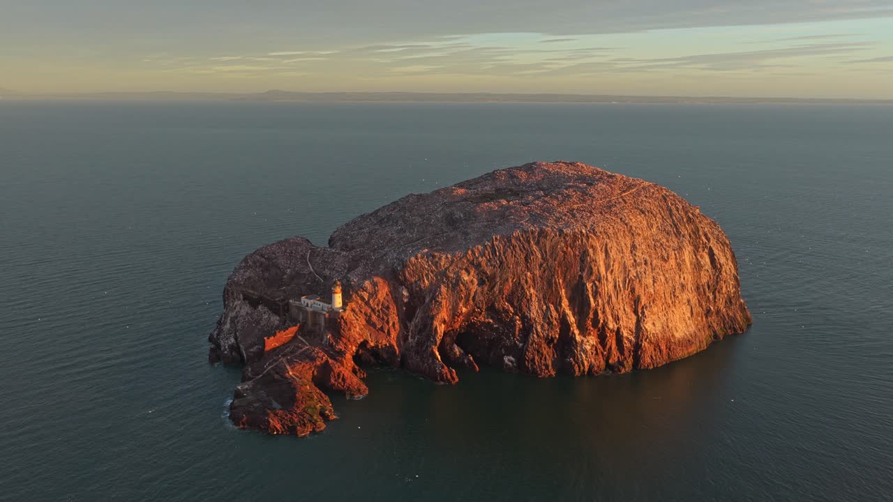 Vista aerea del faro di Bass Rock all'alba in Scozia