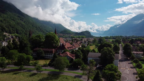 Vuelo-Lento-Ascendente-Hacia-Las-Iglesias-Y-El-Municipio-De-Interlaken-En-Los-Alpes-Suizos