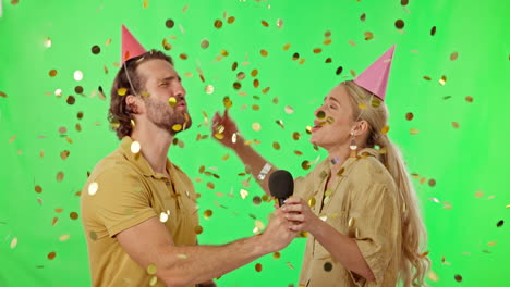 pareja feliz, celebración y canto en confeti