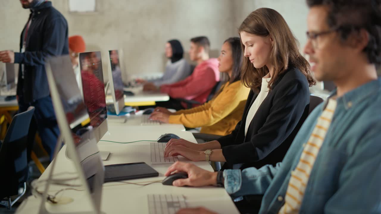 un grupo diverso de estudiantes femeninos y masculinos sentados en una sala de la universidad, aprendiendo ciencias de la computación. jóvenes eruditos estudian tecnología de la información en computadoras en la universidad, escribiendo código en clase.