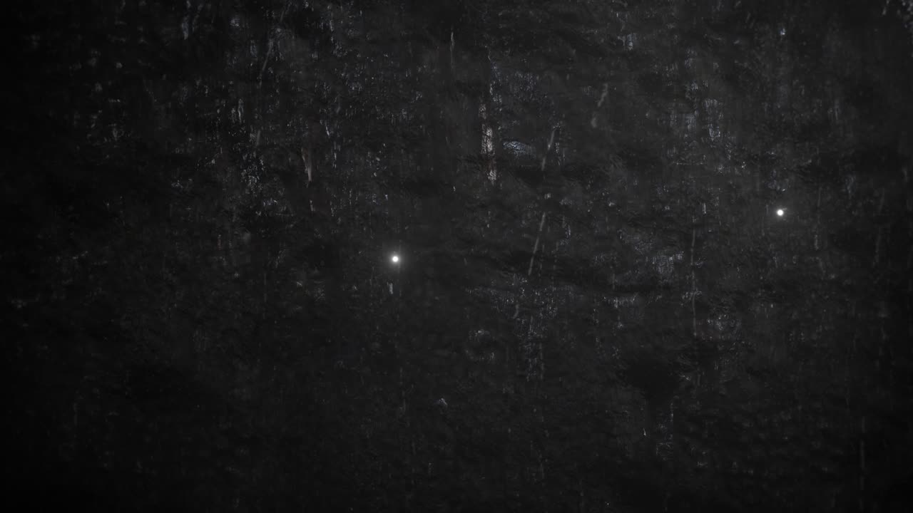 partículas de lluvia y mosca en la textura oscura de la pared