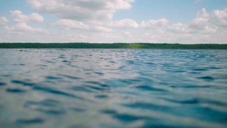 nahaufnahme von sauberem wasser, das im fluss fließt