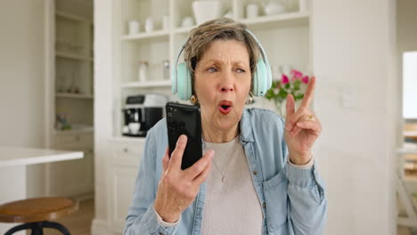 auriculares, bailando y mujer mayor con teléfono