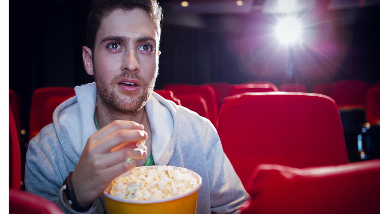 animación de un hombre caucásico comiendo palomitas de maíz en el cine