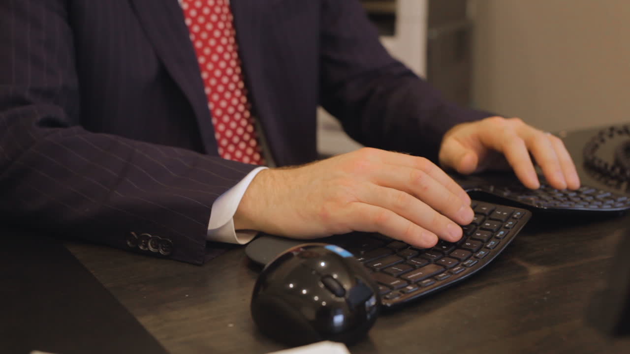 hombre de negocios escribiendo en un teclado