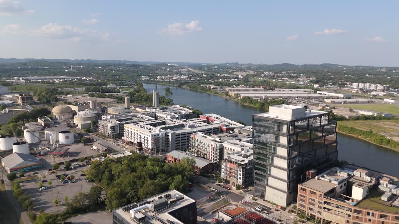vista aérea de una ciudad con un río