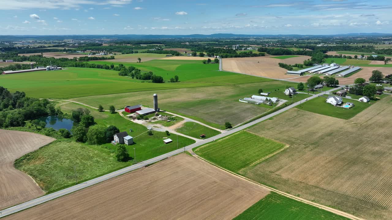 Veduta aerea di un paesaggio agricolo rurale con fattorie e campi.