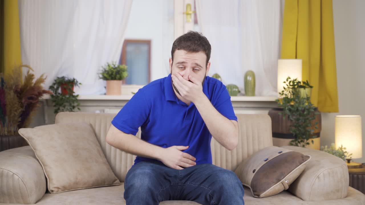 hombre con náuseas.