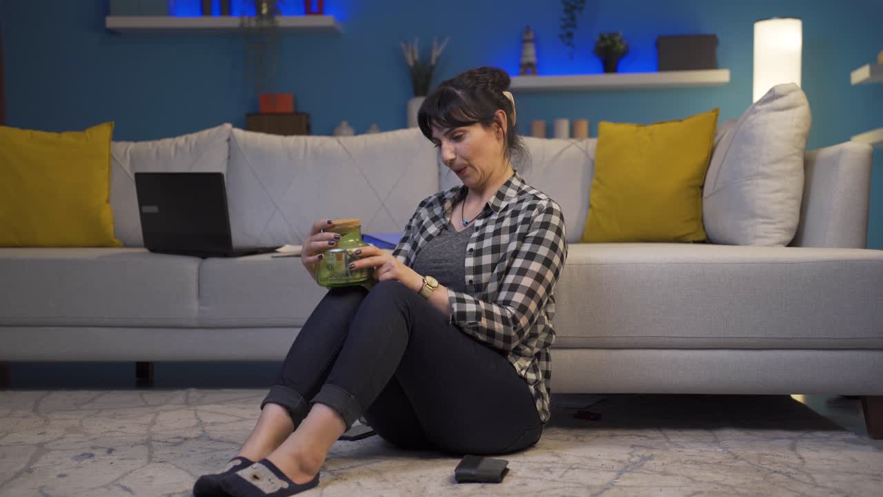 돈을 절약하는 일관성 있는 사람.