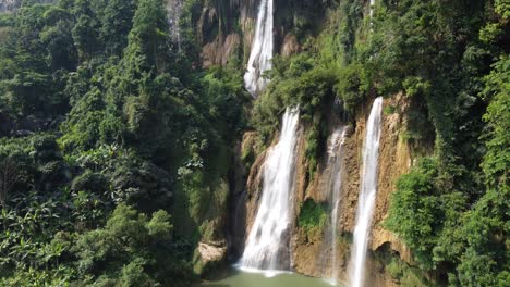 una increíble toma de drones de la tropical y aventurera cascada thi lo su ubicada en lo profundo de la jungla de umphang en el norte de tailandia en asia