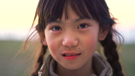 Kind,-Gesicht-Asiatisches-Mädchen-Draußen-In-Der-Natur